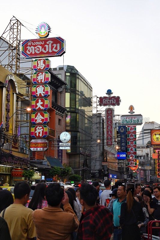 耀瓦叻路有许多狭窄繁忙的小街/街道，有小吃摊、餐馆和市场摊位。位于泰国曼谷。